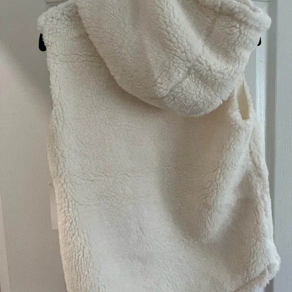 Nordstrom Girls Hooded Fuzzy Vest SZ XL - Picture 4 of 4